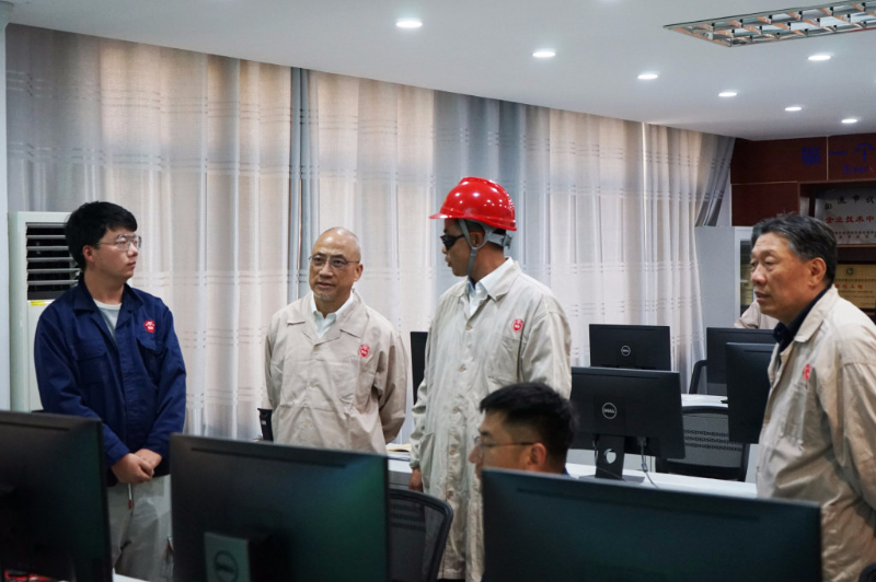 上海醫(yī)藥執(zhí)行董事、總裁左敏一行調(diào)研南通常佑藥業(yè)